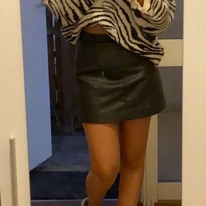 Svart skinnkjol - Säljer min svarta skinnkjol då den inte kommer till någon användning. Använd endast fåtal gånger och är i mycket bra skick 🤍