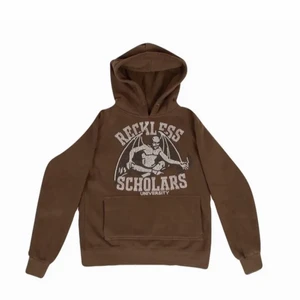 Brun reckless scholars hoodie - Säljer min reckless scholars hoodie så jag inte använder den. En ”strass” har ramlat av men det är inget man märker.Budgiving i kommentarerna. Skriv för mer information eller frågor❤️