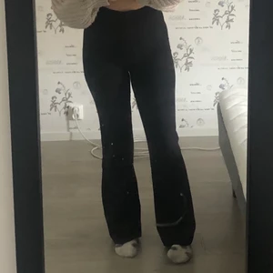 Svarta kostymbyxor - Ett par svarta bootcut kostymbyxor från Bikbok ☺️ Kan skicka fler bilder om så önskas samt eventuell frakt står köparen för🎈