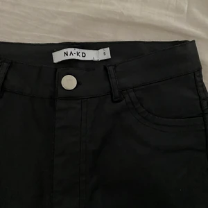 Läderbyxor storlek S NA-KD  - Säljer mina läderbyxor köpta från NA-KD. Storlek S. Färgen har lossnat lite på bakfickan men inget som man riktigt tänker på.