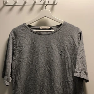 T-shirt - T-shirt från The blue uniform, använd men i gott skick☺️