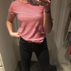 Randig T-shirt  - En röd/vit randig T-shirt från hm. Används ej. Ganska så lång och smalare i modellen