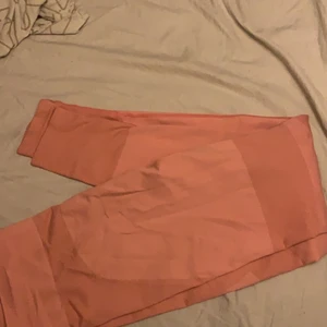 Träningstights  - Helt nya Träningstights, aldrig använda bara testade. storlek XL men väldigt små i storlek så mer som M/L