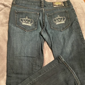Victoria beckham jeans - Supersnygga Victoria Beckham jeans, färgen på bilden och i verkligheten stämmer inte riktigt överens med varandra men dom är iallafall mörkblå. Innerbensmått ca 78cm. Om det är flera intresserade blir det budgivning! 🌸 just nu högsta bud 410 utropspriset var 350 men jag krånglade till det!