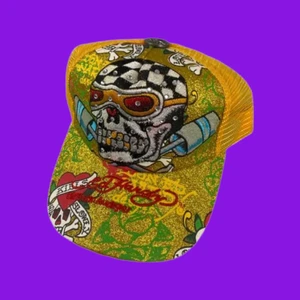 ED HARDY KEPS - SUPECOOL! Med rhimestones 