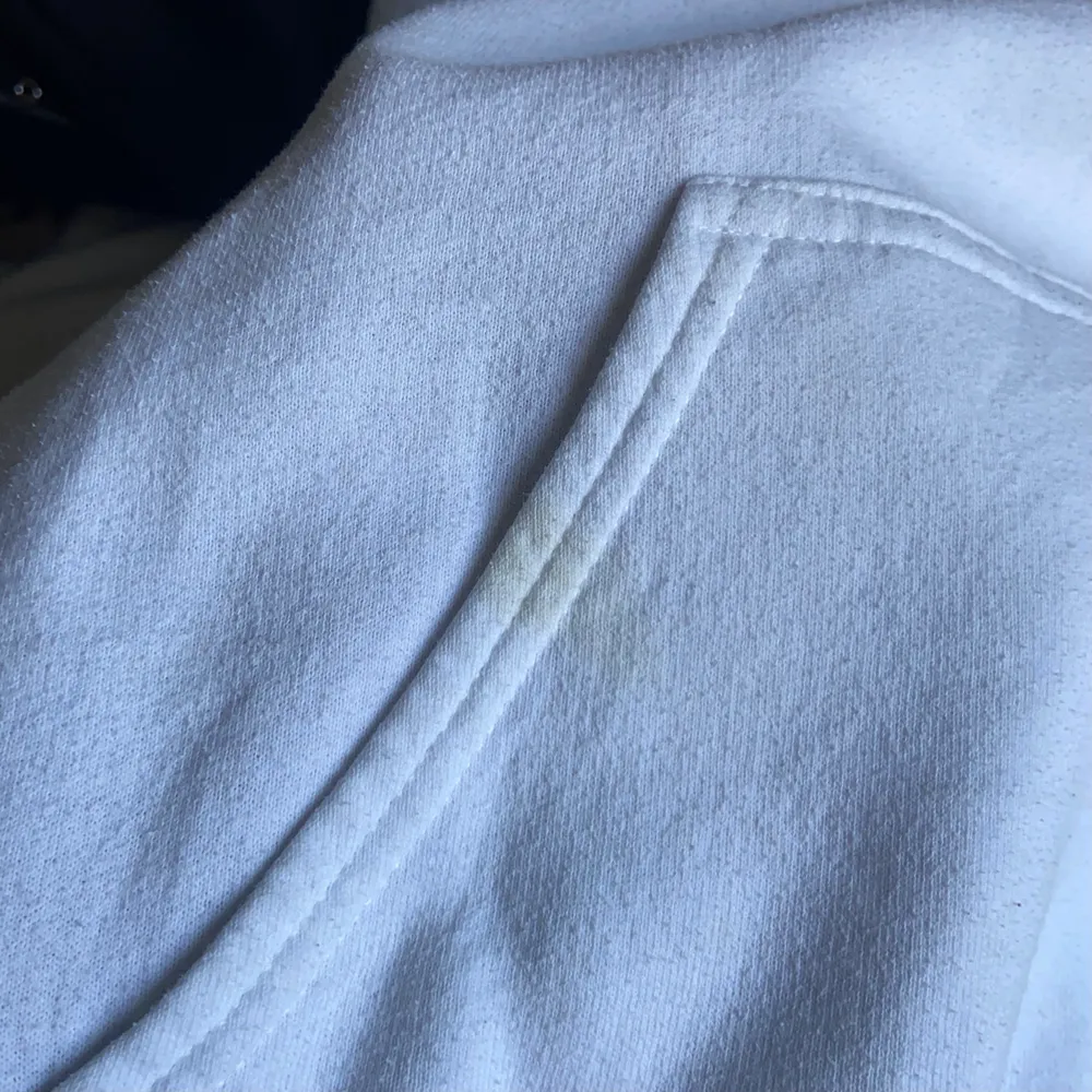 vit hoodie! finns en väldigt diskret fläck (bild 3) jag på bilden har vanligtvis storlek small . Hoodies.