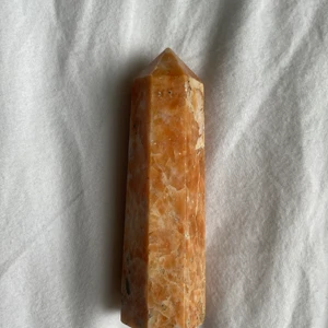 Kritsall spetsar - Säljer två små kristall spetsar/torn! Den första är sunstone och den andra är ocean jasper, sunstone kostar 160kr och ocean japsern kostar 150kr båda tillsammans kostar 280kr <3