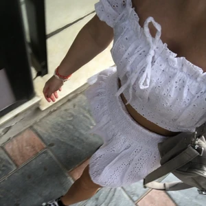 Nakd topp - Jätte fin kort topp använd max 2 gånger, säljer för att jag inte hinner använda den för att jag har för mkt kläder. Säljer också matchande kjol till på mitt konto.