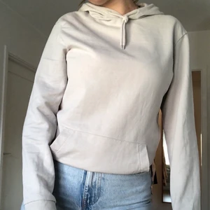 Tröja i beige - Ny tröja, aldrig använd. Är mycket bekvämt :) om du har några frågor, skriv gärna