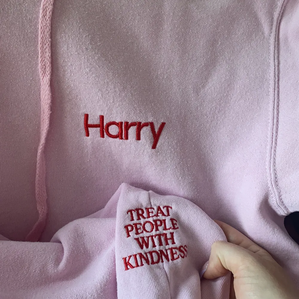 Till alla 1D eller Harry styles fans! Säljer denna hoodie (exklusiv merch) jag köpte på hans debut-solokonsert i Stockholm 2017. Budgivning pågår, högsta bud ligger på 600kr💖 köpare står för frakt🥰. Hoodies.