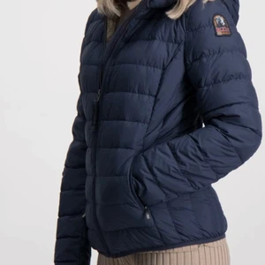 Parajumper SLW Juliet - Jag säljer min fina Mörkblåa Parajumper SLW Juliet som är i storlek XS men även passar i storlek S. Har använt den en gång och det var pågrund av jag bara skulle testa den efter jag beställde hem den men då hade jag tyvärr köpt fel jacka så därför tänker jag istället att jag säljer den. Jackan är i väldigt bra skick allting fungerar som det ska dragkedjan och fickorna även. Hör gärna av dig om du är intresserad vo kan nog diskutera frakten för jackans pris är hög❤️