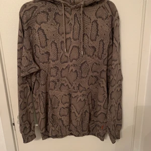 Grön/svart Hoodie  - Hoodie i st: L från Carlings. Aldrig använd 