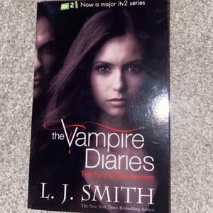 Vampire diaries bok. Boken är uppdelad så det är två delar. Denna bok är del 3 och 4. Frakt 66kr