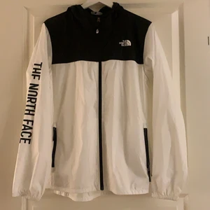 The Nort Face vindjacka - Säljer denna tunna vindjacka från the Nort Face i barnstolen 170 men är som en S/M☺️ Utgångspris: 600 och säljer för 250 samt frakt