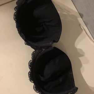 Bh utan band - En svart spets bh utan band, och med bygel. Storlek 75C. Använd ett fåtal gånger, och tvättas såklart innan fraktning.