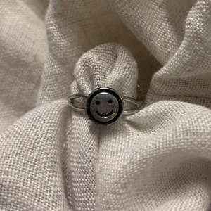 Livia 🙂⚡️ - Ringen är justerbar så den passar de flesta! Det är bara att försiktigt dra isär eller klämma ihop ringen till önskad storlek. 25% av all vinst doneras till Talita! Pris: 49kr/styck (inklusive frakt) ✨