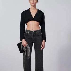 Gråsvarta jeans i modellen ”jeans ZW the mid waist straight” i strlk 36 säljes då de var för små för mig. Enbart prövade med prislappen kvar. Ordinarie pris 399 kr, mitt pris 299 kr💘