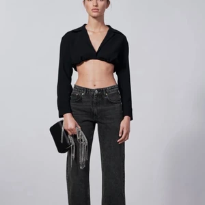 Zara jeans strlk 36 - Gråsvarta jeans i modellen ”jeans ZW the mid waist straight” i strlk 36 säljes då de var för små för mig. Enbart prövade med prislappen kvar. Ordinarie pris 399 kr, mitt pris 299 kr💘