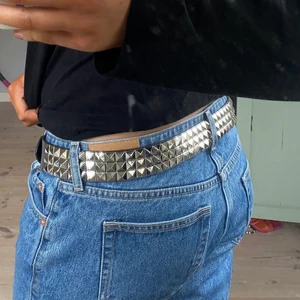 Skärp med nitar - Jättefint skärp med nitar! Alla nitar är kvar!!