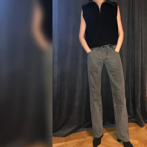 90-tal jeans från Tiger of Sweden. - Lång, raka och lågmidjade 90-tal jeans från Tiger of Sweden. Gråa med rutigt och lite blått mönster. Snygga fickor och detaljer. 