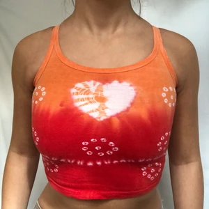 Tiedye linne - Underbart tiedye linne i fina färger. Uppskattas passa xs. Visas på en s. Originellt barnstorlek. Köpare står för 24kr frakt. Gott defetfritt skick