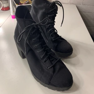 Klackskor - Säljer ett väldigt sparsamt använda par klackar. Storlek 39 men passar mer 38✌🏼 Klacken är ca 5-6 cm. ❗️Frakten ingår ej❗️