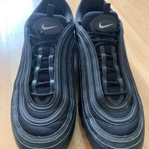 Nike 97 all back + ”skönt material” på insidan (bild 3) det är en unik modell. Ganska bra skick. Storlek 47,5 dock brukar jag ha 46 och de passar skorna passar mig bra. Ingen box. Nypris 2000