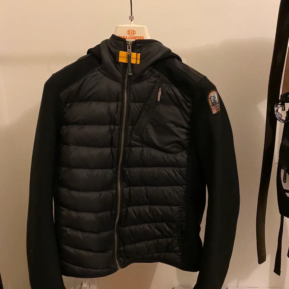 Parajumper jacka pris diskuteras - 90