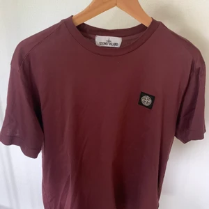 Stone island t shirt  - Vinröd stone island t shirt. Bra skick. Storlek medium. Ny pris 1200