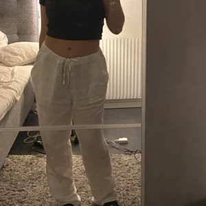 Linne byxor  - (((Intressekoll, säljs vid bra pris))) på mina linne byxor. De är endast testade. Prislappen sitter kvar. De är lite förstora för mig då jag är 1,68 och använder strl M 💗 buda ifrån 300 ifall du är intresserad 💕💕