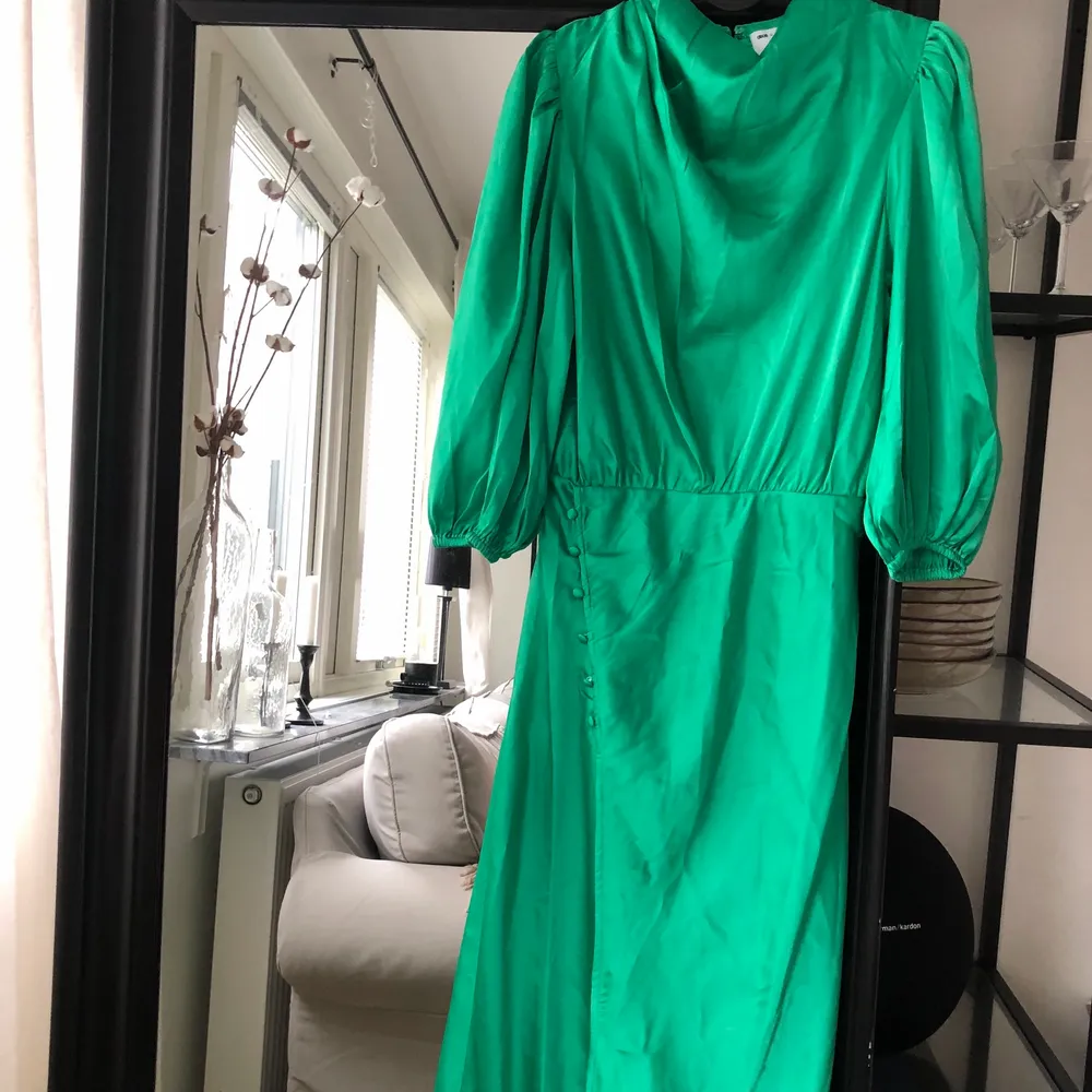 Superfin grön långklänning från Asos, stl 36. Aldrig använd då den är för liten. Köptes för 499kr.. Klänningar.
