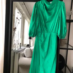 Superfin grön långklänning från Asos, stl 36. Aldrig använd då den är för liten. Köptes för 499kr.