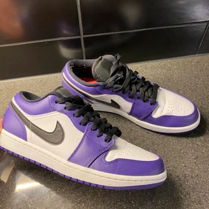 Jordan 1 low purple court  - Ett par knappt använda Jordans som är i väldigt bra skick! Storleken på dessa är 43. Priset kan diskuteras vid snabb affär! 