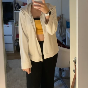 Världen skönaste kofta  - VÄRLDENS SKÖNASTE KOFTA! Den har sånt mjukt material men säljer pågrund av att den inte kommer till användning. Köparen står för frakt 