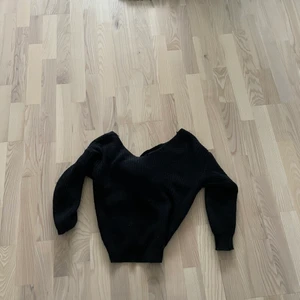 Stickad tröja 50 kr  - Detta är en svart stickad tröja men en fin knytning i ryggen , säljer denna då den är för liten för mig 