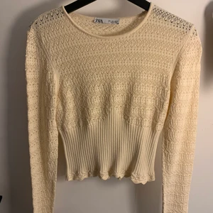Zara tröja - Zara tröja i pointelle, slutsåld och eftertraktad! Den är aldrig använd, nyskick. Storlek L men jätteliten i storlek, mer som en S/liten M