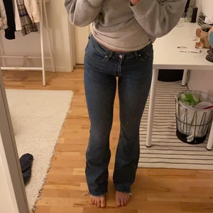 Mid Rise flared jeans Mango - Oanvända stretchiga jeans från mango mid Rise och utsvängda. Snygg blå ”urtvättad” färg och sitter som en smäck
