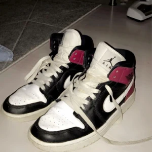jordans  - säljer mina älskade nike jordans mid 1, dom är sparsamt använda🤍 frakten ingår!                   byter inte!!!