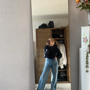 Ace High Wide Jeans från Weekday  - Axel High Wide Jeans från Weekday i färgen 90’s Blue. I princip helt oanvända pga fel storlek för mig. Nypris 500kr, dessa passar perfekt i längden för mig som är 157cm   