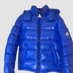Moncler Maya - Säljer denna jättefina och mycket unika Moncler Maya jackan. Denna jackan med denna färgen säljs inte lägre och är mycket svår att få tag på. Har alla lappar kvar från jackan, däremot har ”serie” lappen ramlat av. Qr koden på sidan av armen fungerar som den ska💖