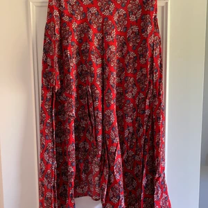 Somrig kjol - Säljer denna fina kjol, har endast använt den vid 2 tillfällen. Trekantig form vilket gör att den fladdrar fint.