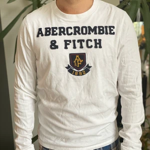 Långärmad tröja - Normal passform, näst intill helt oanvänd. 