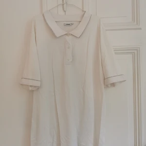 Oversized vit klänning Weekday - Oversized vit klänning med krage och knappar. Från Weekday, storlek S. Grå ränder på krage och ärmslut. Köparen står för frakten, kan även hämtas i Malmö! 