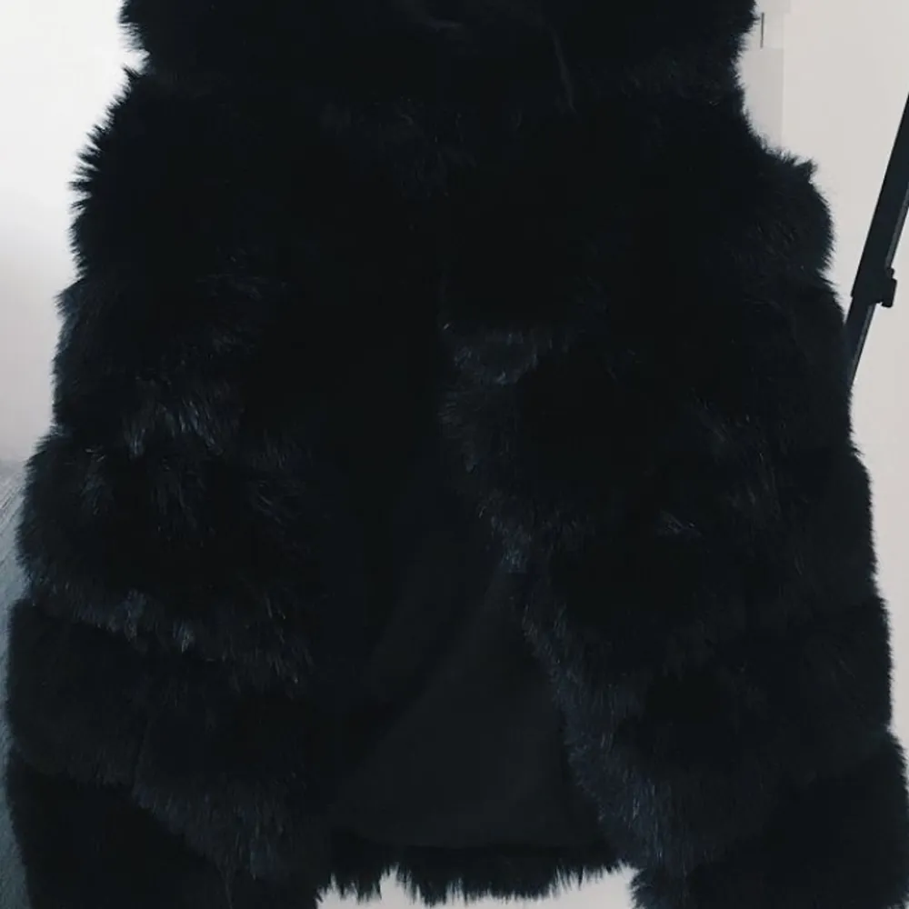 Snygg pälsväst faux fur som ny. Jackor.