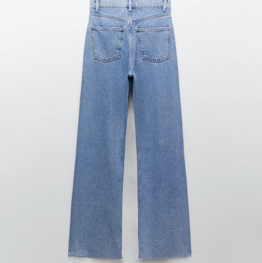 Snygga jeans från Zara i en lång modell i storlek 38🤩 sitter lite oversized på mig som är en 36a och 173 cm lång💕⚡️ kontakta om du vill ha fler bilder eller har frågor🥰. Jeans & Byxor.