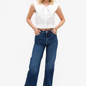 Monki jeans Yoko - Mörkblå jeans i modellen Yoko från monki. Bra passform på mig som är 173cm😊 Orginalpris: 400kr