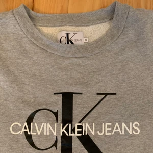 Calvin Klein dam hoodie storlek M - I nyskick, använt bara några gånger. Köpt i våras från Zalando.