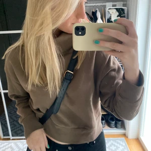 Mysig tjocktröja från Zara - Jättemysig tröja från zara som är perfekt till hösten, känns som en hoodie att ha på sig💕 Brun/mörkgrön i färgen storlek S i bra skick, bud vid flera inteesserade