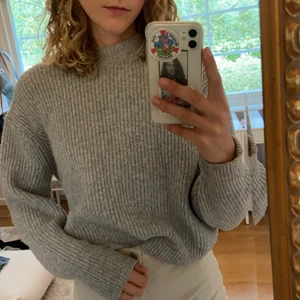 Stickad oversized tröja, superskön! - En grå stickad tröja från hm. Jätteskönt material, ballongärmar, oversized passform och i fint skick!