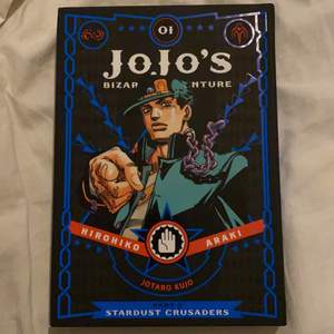 Jojo’s Bizzare Adventures manga! Är i väldigt bra skick, inga märken eller vikningar :) Ska kolla upp frakt så fort som möjligt. Pris kan diskuteras! Frakt ingår ej i priset, utan köparen står för det. 